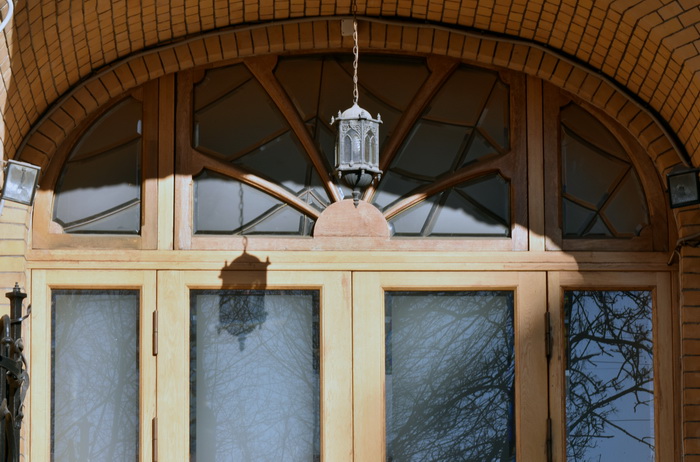 4-я линия, 9. Витражи в особняке П.П. Форостовского. Фацетное остекление над дверью парадного входа. Фото 2020