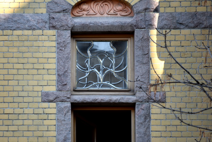 4-я линия, 9. Витражи в особняке П.П. Форостовского. Фацетные витражи в окнах эркера 2 этажа. Тип 2. Фото 2020