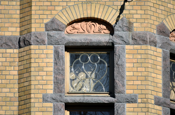 4-я линия, 9. Витражи в особняке П.П. Форостовского. Латунный витраж с фацетными стеклами над главным входом. Тип 4. Фото 2020