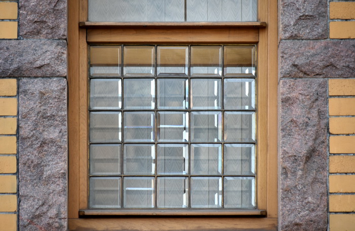 4-я линия, 9. Витражи в особняке П.П. Форостовского. Фацетный витраж в окнах 1 этажа. 5 тип. Фото 2020