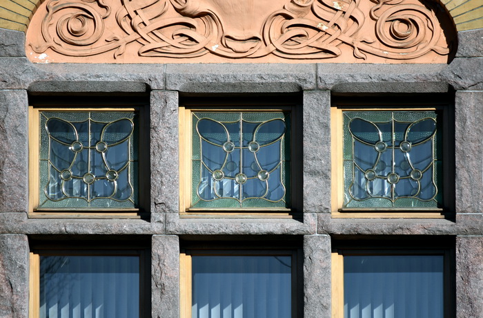 4-я линия, 9. Витражи в особняке П.П. Форостовского. Фацетные витражи с кабошонами и фактурным стеклом в окнах 2 этажа. Фото 2020