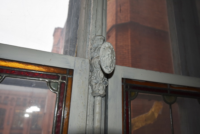 Фурнитура на окне в доходном доме в Петербурге по адресу 5-я линия, 20. Фото 2022