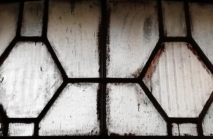 5-я линия, 62. Виды фактурных стекол в окне 3 этажа. Фото 2020