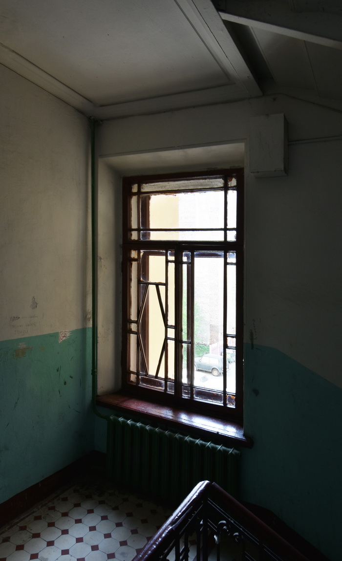 6-я линия, 47 А. Окно на лестнице. Фото 2020