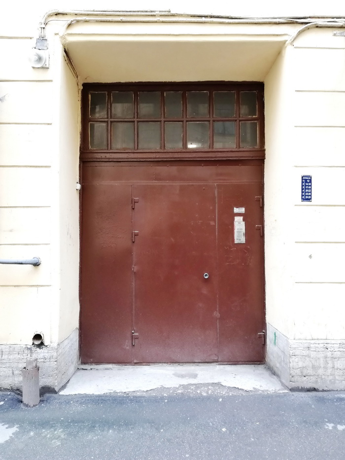 6-я линия 47 А. Дверь с фацетной фрамугой. Фото 2020