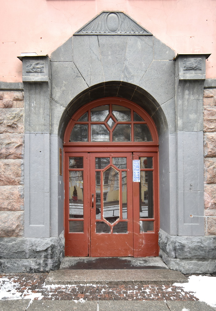 7-я линия, 26. Двери с фацетными стеклами на правую лестницу. Фото 2020