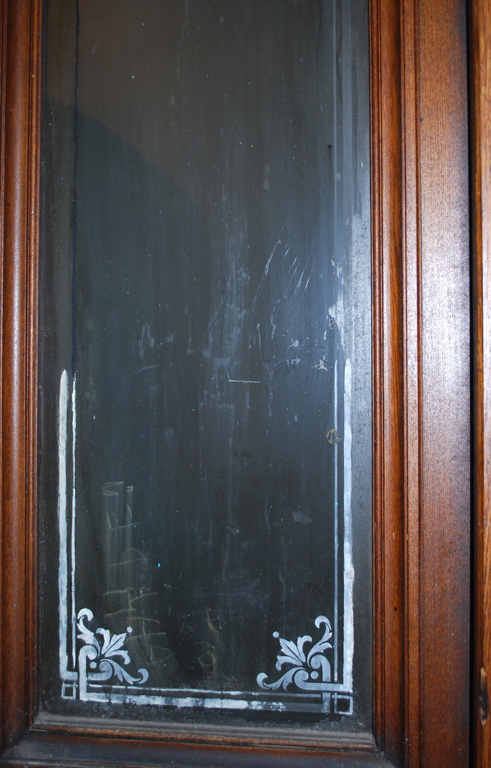 8-я линия, 23. Травление на стеклянных филенках квартирных дверей с травлением. Фото 2019