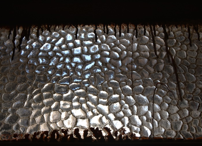 Фрагмент фактурного стекла типа "галька", использованного в заполнении переплетов окон дома на 8-й линии, 75-А. Фото 2019
