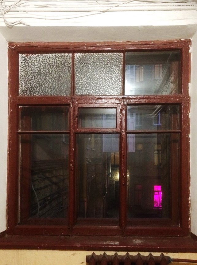 8-я линия, 75 А. Фактурные стекла в окне на площадке 1-2 этажа. Фото 2019