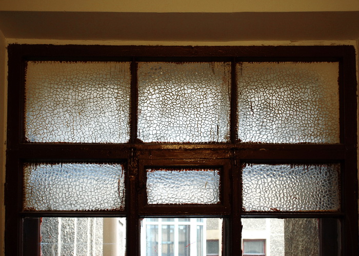 8-я линия, 75 А. Фактурные стекла в окне на площадке 2-3 этажа в левом подъезде. Фото 2019