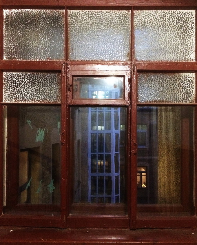 8-я линия, 75 А. Окно с фактурными стеклами в окне на площадке 4-5 этажа в левом подъезде. Фото 2019