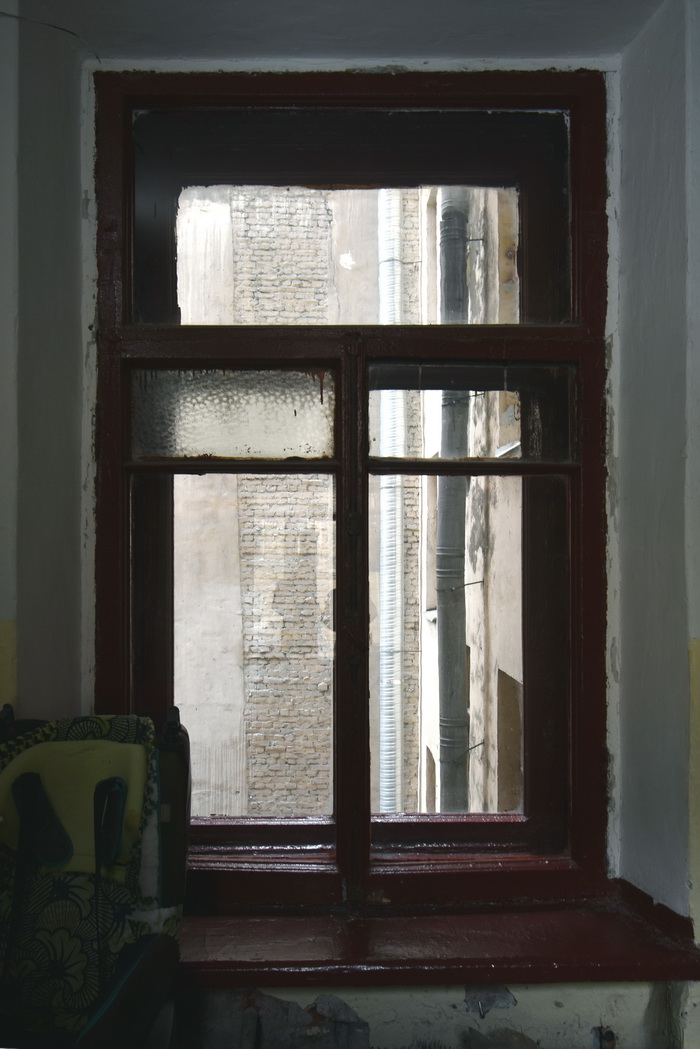 Большой пр. В.О., д. 62. Правое окно на площадке 2-3 этажа с оригинальным фактурным стеклом "муранезе". Фото 2020