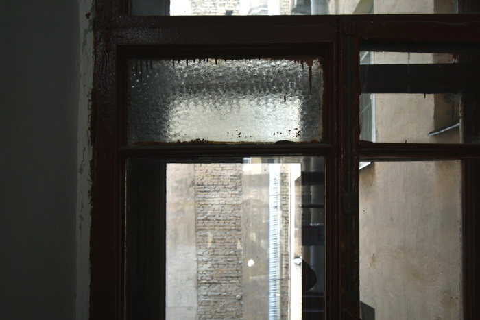 Большой пр. В.О., д. 62. Фрагмент рамы с фактурным стеклом начала ХХ века в правом окне на площадке 2-3 этажа. Фото 2020