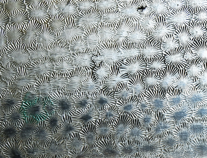 Большой пр. В.О., д. 62. Образец фактурного стекла "муранезе". Фото 2020
