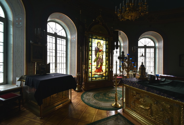 Камская ул., 24. к. 1. Вид на стеклянную запрестольную икону в храме. Фото 2020