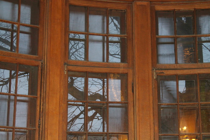 Окна с декоративным остеклением в доме Ф. Ф. Утемана в Петербурге на наб. Лейтенанта Шмидта, 31. Фото 2020