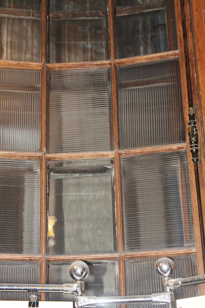 Окна с декоративным остеклением в доме Ф. Ф. Утемана в Петербурге на наб. Лейтенанта Шмидта, 31. Фото 2020