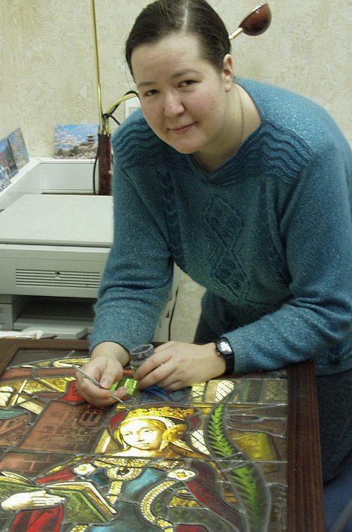 Екатерина Дутова, реставратор Государственного Эрмитажа за работой. 2003 г.