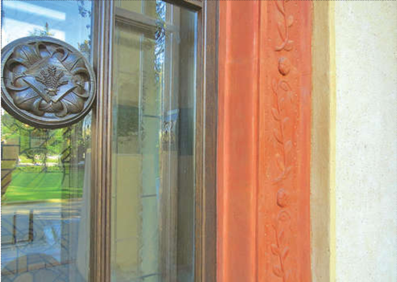 Резной дубовый декоративный элемент с внешней стороны витражного окна. Фото: Д. Воробьёв