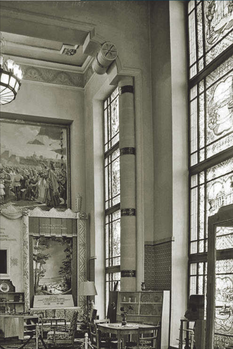 Фрагмент экспозиции вводного зала на фоне оконных проемов с витражами, 1958 год