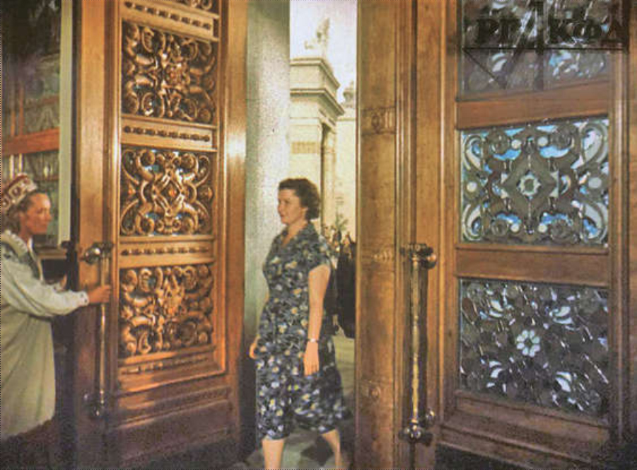  Двери главного входа павильона Латвийской ССР. Кадр кинохроники 1954 года