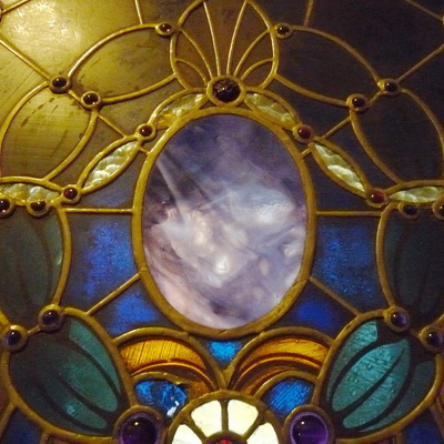 Пример комбинированного мозаичного витража с росписью, с использованием кабошонов и стекла тиффани. Петербург, начало ХХ века