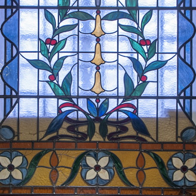 Фрагмент мозаичного витража с растительно-геометрическим рисунком на свинцовом профиле. Петербург, начало ХХ века