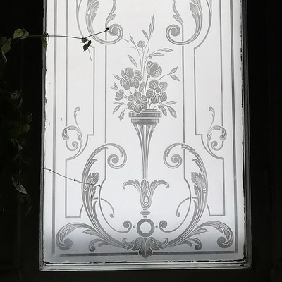 Фрагмент окна с травлением на бесцветном матовом стекло. Петербург, начало ХХ века