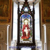 Фото витража "Мадонна с младенцем" в галерее Ватиканского дворца