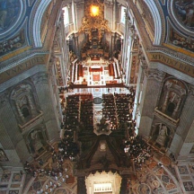 Фото интерьера базилики Св. Петра из-под купола