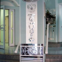 Часы и декоративное стекло в здании нотариальной палаты